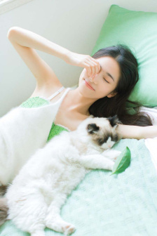 女生露出又大又软的胸